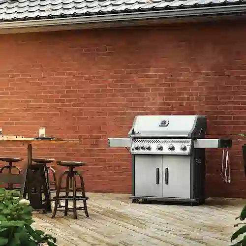 Napoleon Rogue Xt 625 SIB Gazlı Barbekü Mangal: 5 Brülör ve 800°C Sizzle Zone Gücü